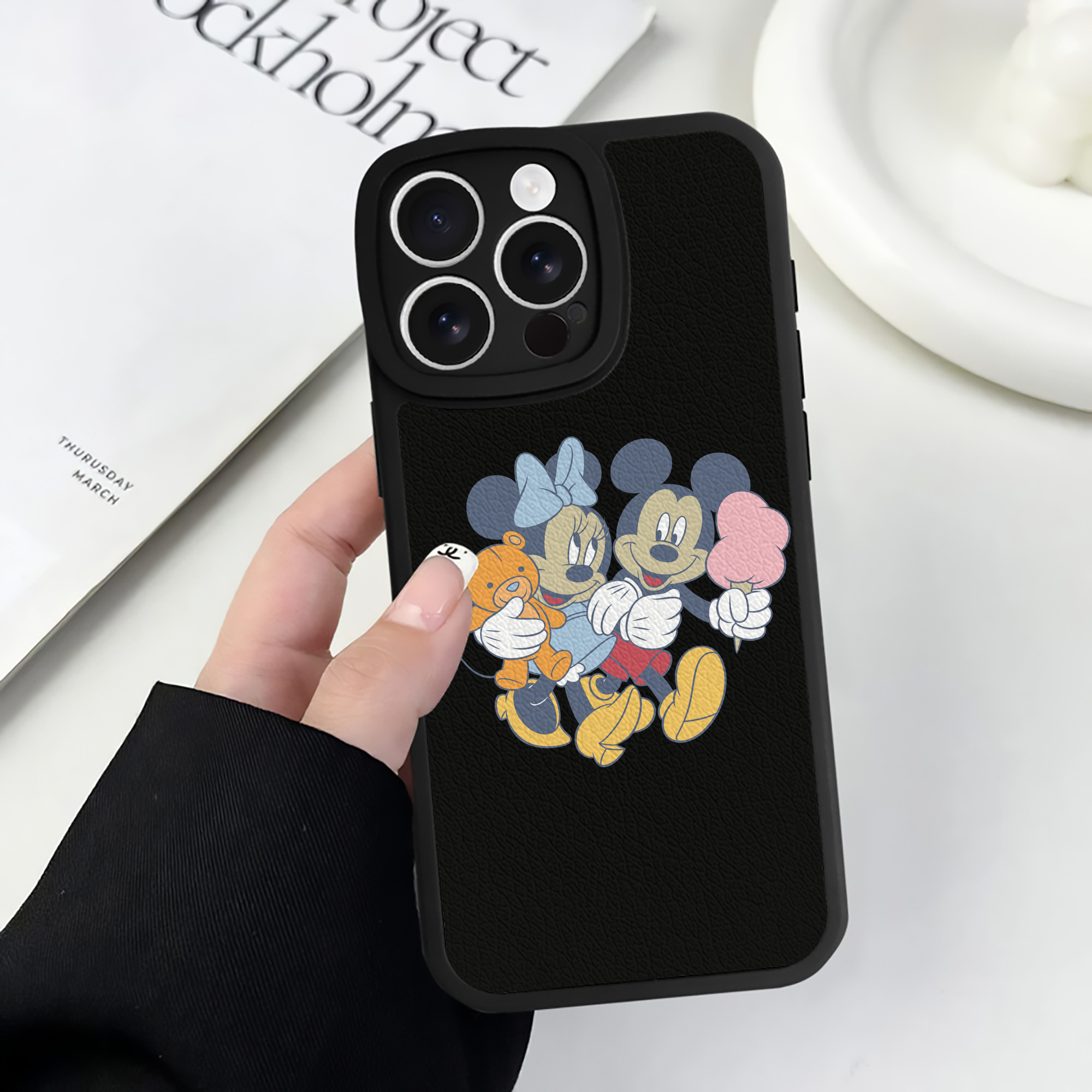 （画像用） ミッキーマウス Mickey Mouse 【iPhone 16シリーズ対応】シリコンスマホケース（レザー調） 材質：シリコン